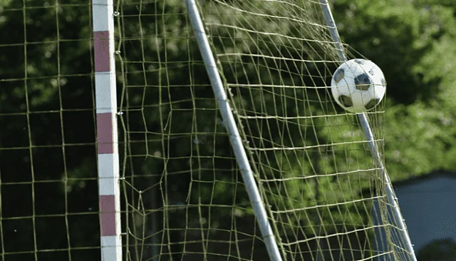 Keep the ball rolling: Strengthen your English skills this summer!